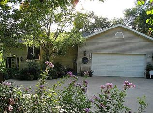 2061 Memorial Dr SE, Cedar Rapids, IA 52403