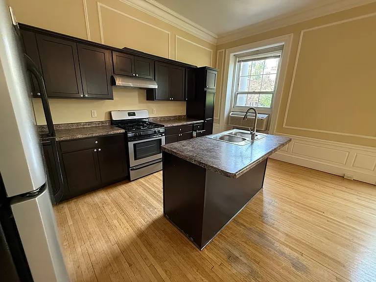 Cass Street Apartments — Photo 7
