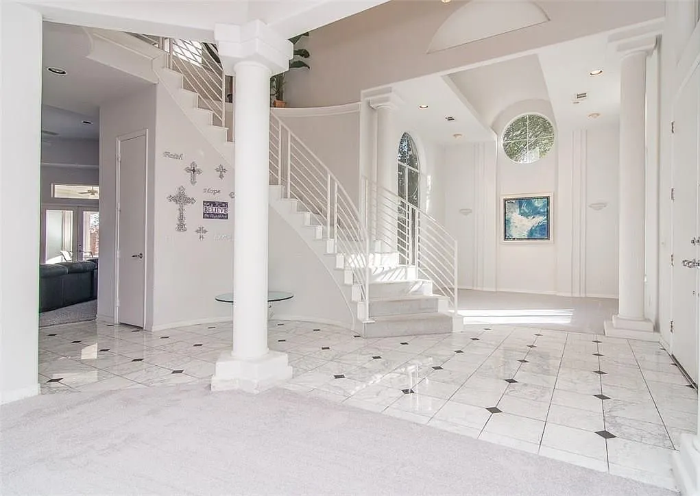 4 bed, 3920 sqft, $5,000 — Photo 2