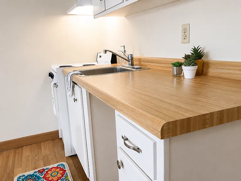 MAY RENT FREE - Sign on this Studio today! — Photo 7