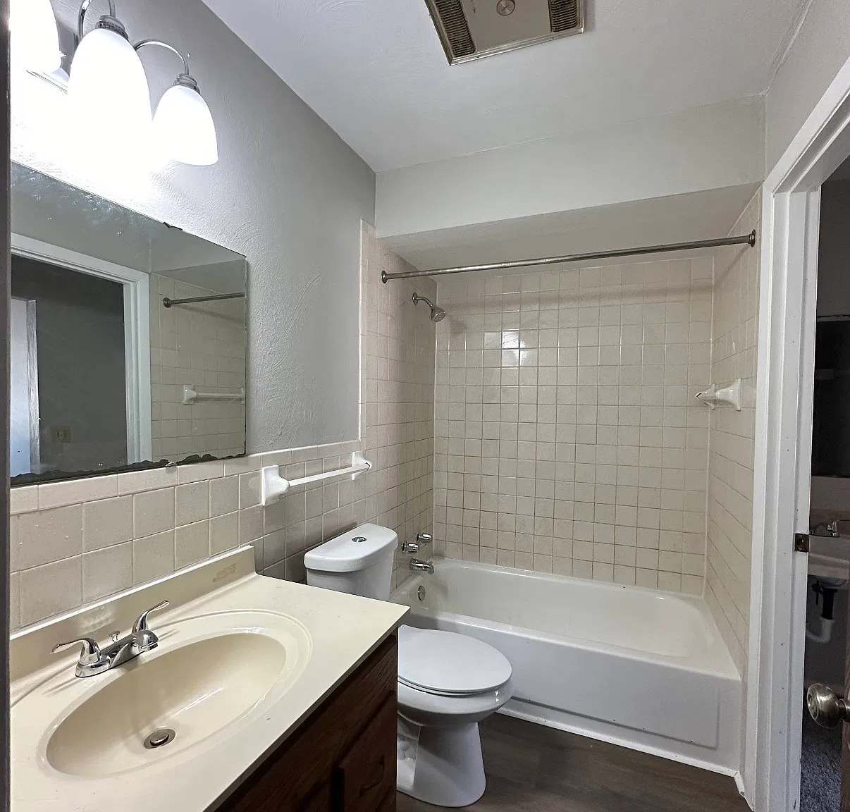 2 bed, 1.5 bath, 1029 sqft, $1,100 — Photo 3