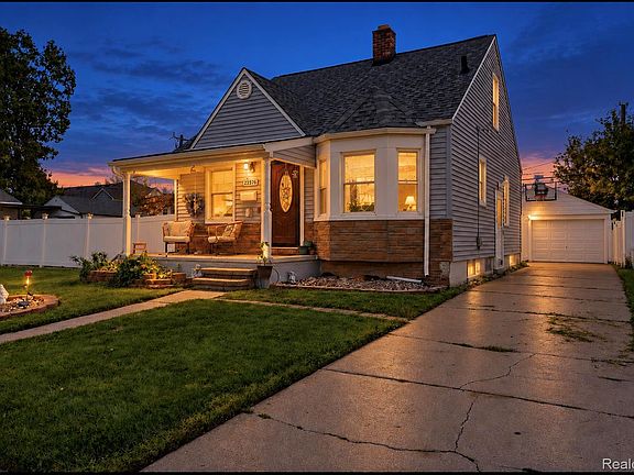 2nd image of 22376 Firwood Ave