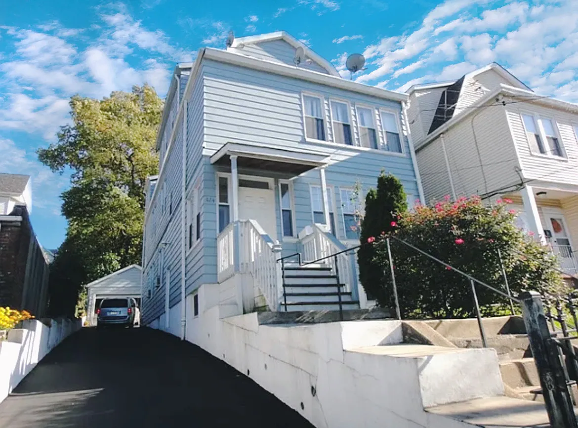 4 bed, $2,650 — Photo 1