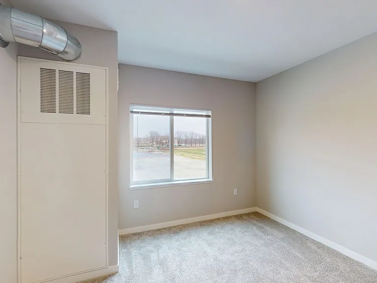 South Pointe Apartments — Photo 33