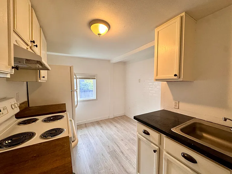 1409 W Railroad Ave #A — Photo 6