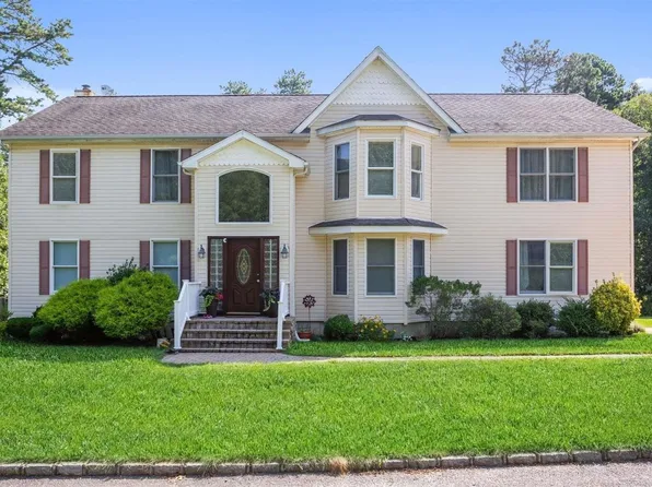 11 Grand Avenue, Yaphank, NY 11980