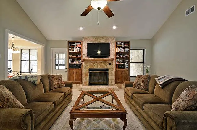 3 bed, 2.0 bath, 2013 sqft, $2,200 — Photo 3