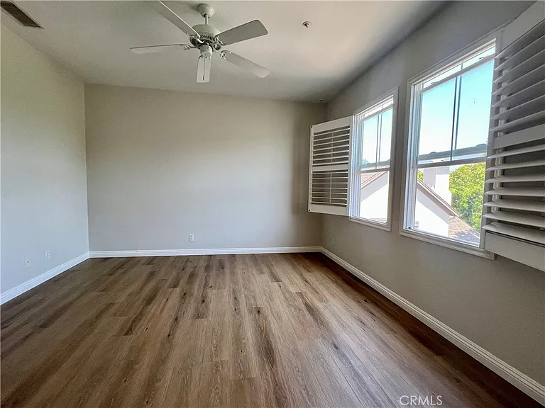 33 Visalia — Photo 17