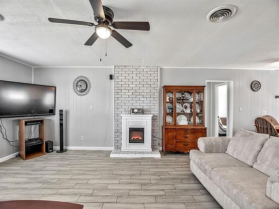 2nd image of 306 Lakeshore N