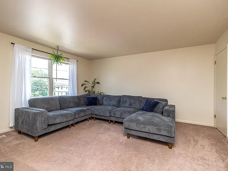 214 E 6th St #B — Photo 3