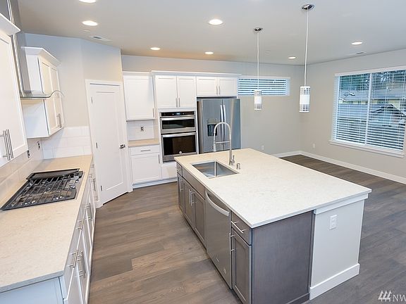 Photos are of another home in same community and are meant for representation purposes. Options and interior finishes will vary.