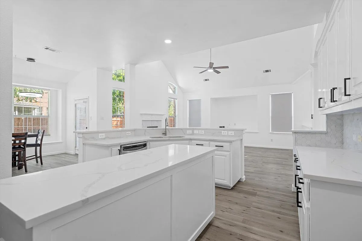 4 bed, 4.0 bath, 3848 sqft, $4,500 — Photo 4