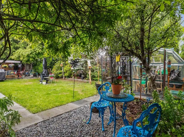 12214 211th St, Maple Ridge, BC V2X 8C9