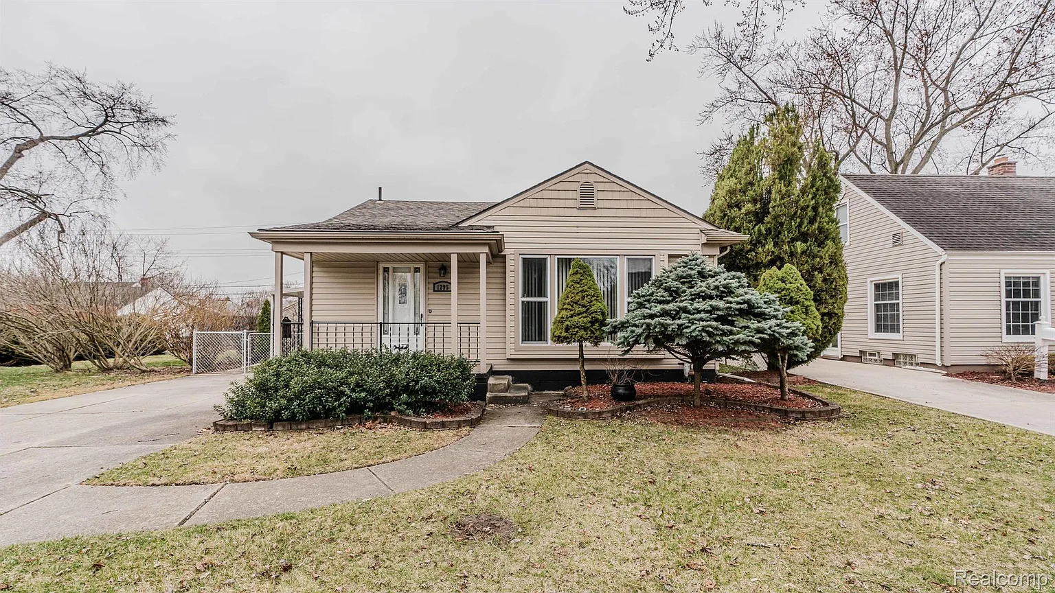 1295 Columbia Rd photo 1