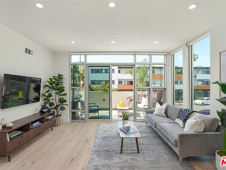 8210 Fountain Ave #302 — Photo 6