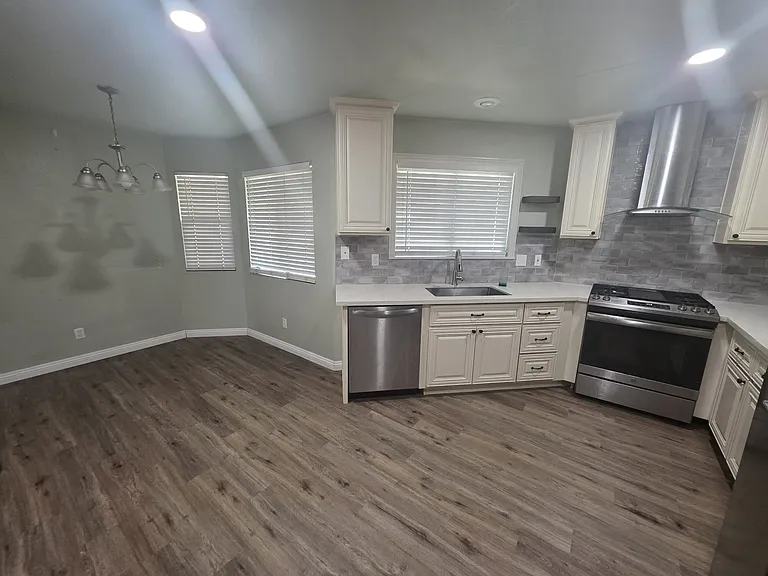 1120 Safford St — Photo 2