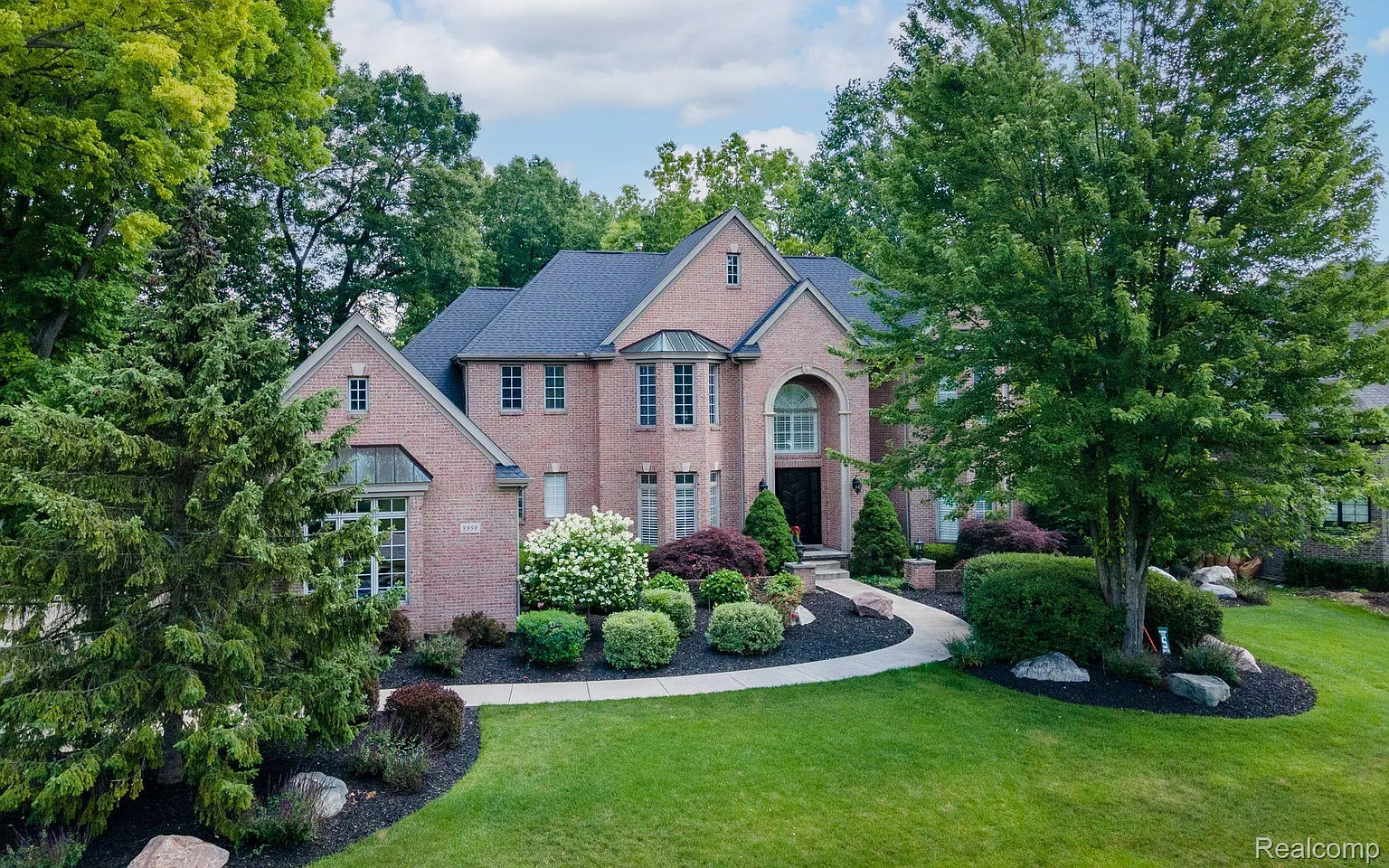 8950 Hunters Creek Dr photo 1