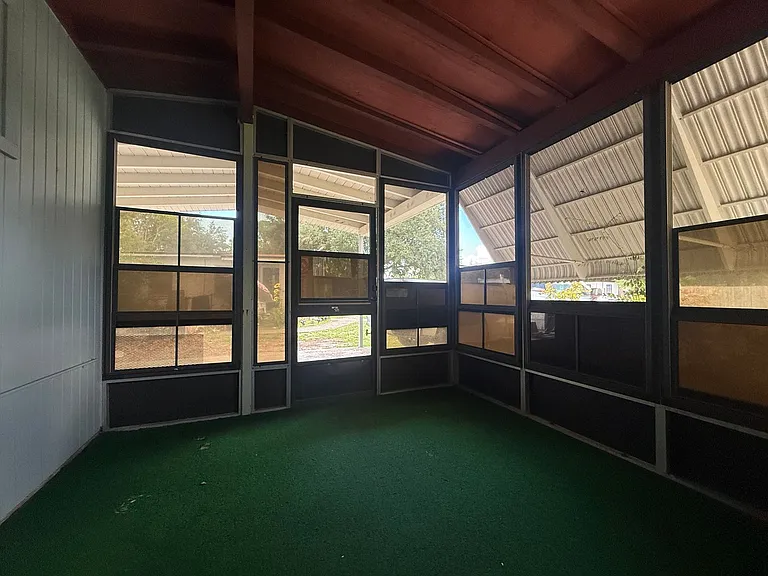 975 North Village Dr — Photo 20