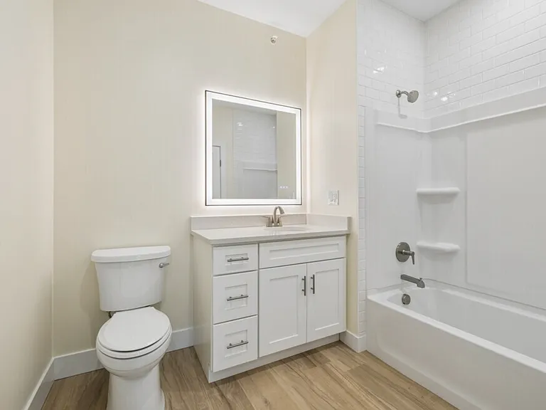 1BR, 1BA - 778SF - Bathroom