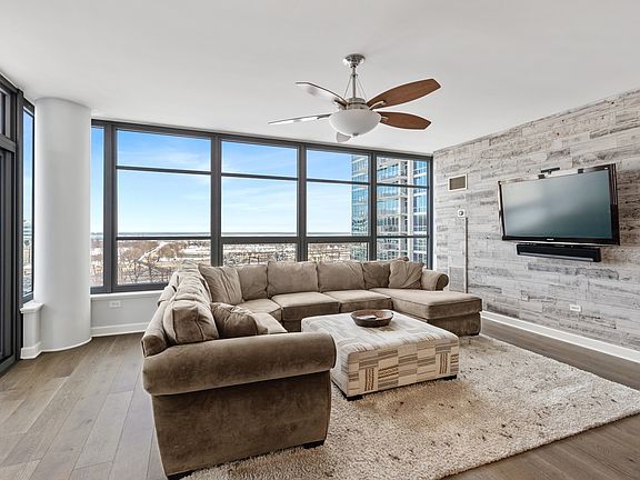 3rd image of 1600 S Prairie Ave Unit 902