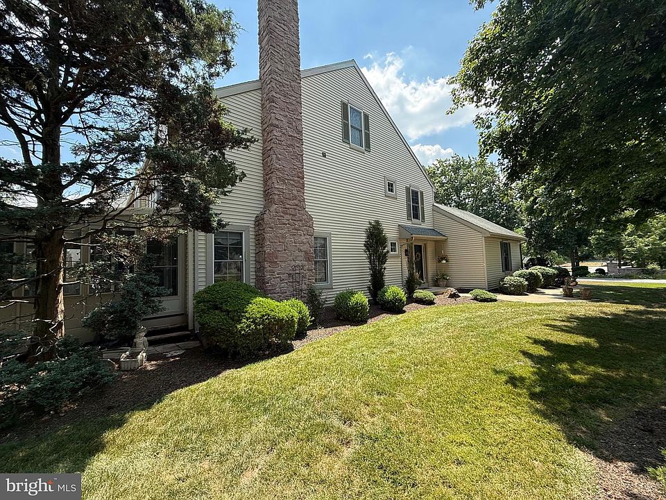 2nd image of 1290 Crestview Dr