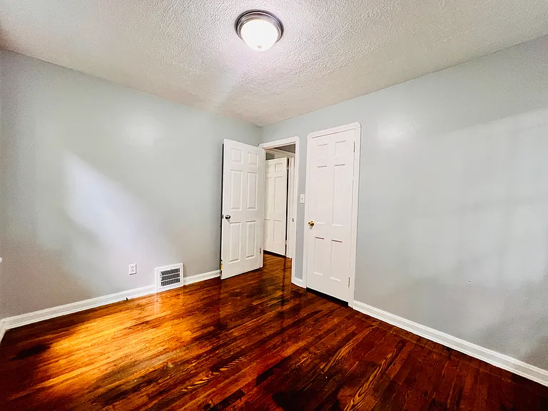 8606 Rosewood Ave — Photo 6