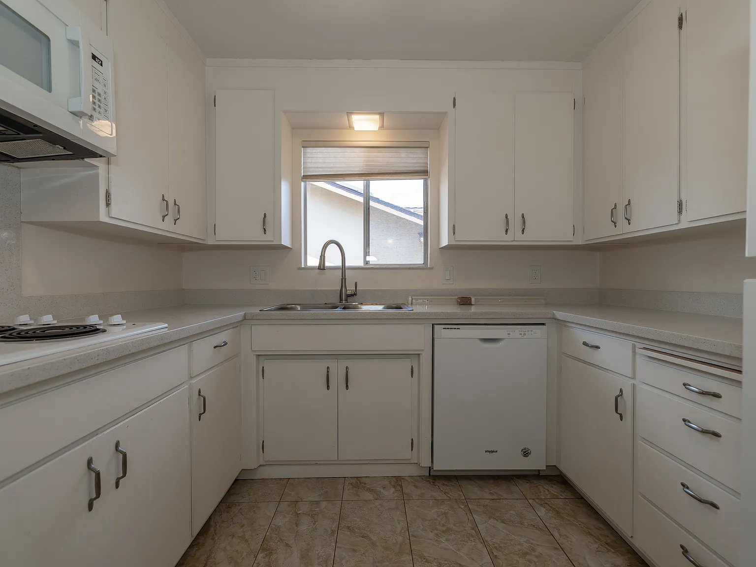 3 bed, 1613 sqft, $4,195 — Photo 2