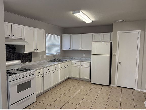 4th image of 3935 Starhill