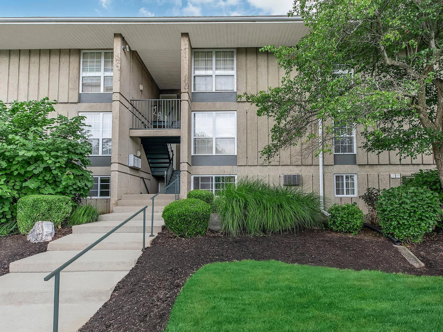 Lansing West Apartments — Photo 4