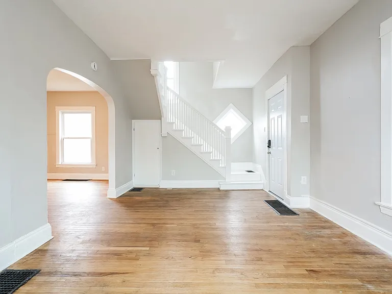 1242077_017_living_room_13452590.jpg