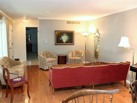 3rd image of 6201 Longwood Dr