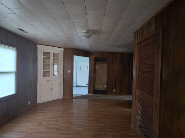 204 S 2nd St, Elkville, IL 62932