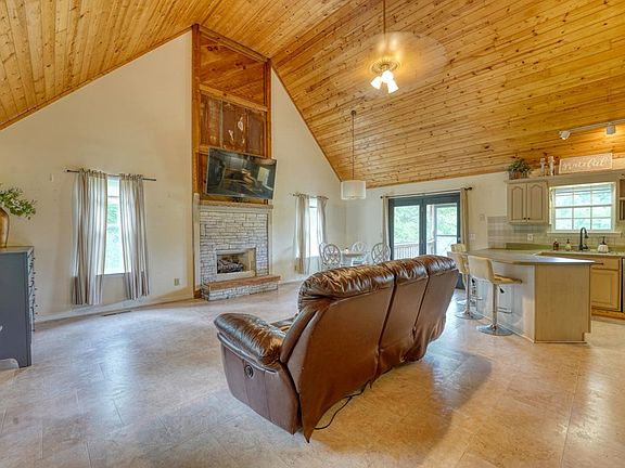 3rd image of 6744 Wood Lake Cir