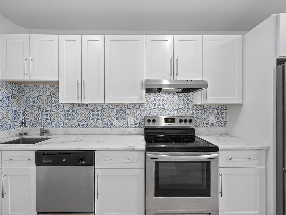 1st image of 412 SE 16th St APT 2