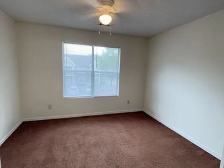 Creekwood Apartments — Photo 20