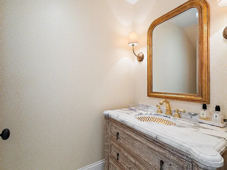 210 Emerald Ln — Photo 7