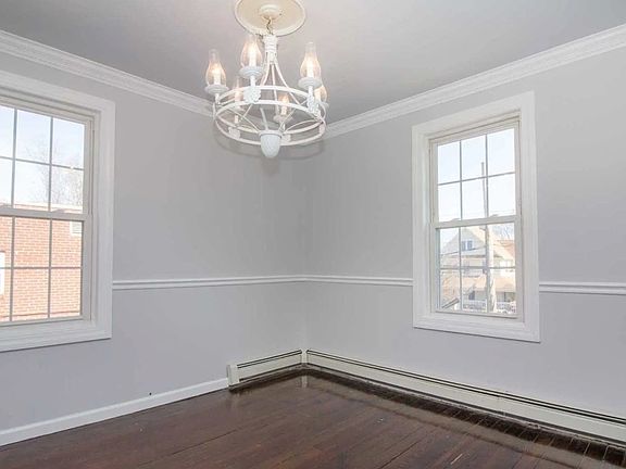 5th image of 707 Conklin St