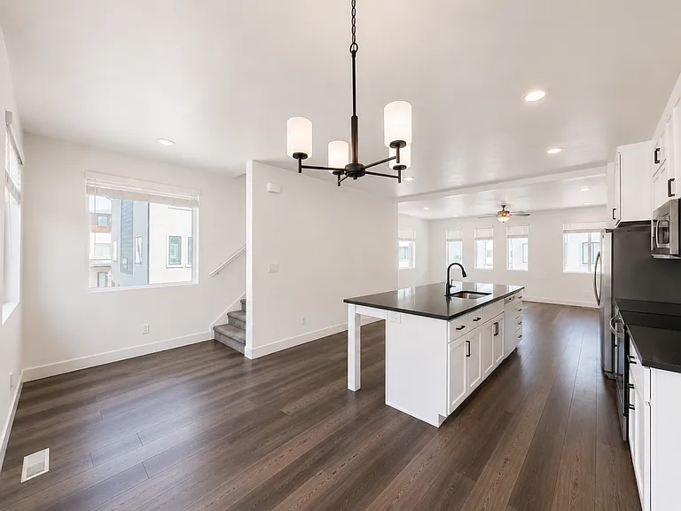532 S 1080 W — Photo 4