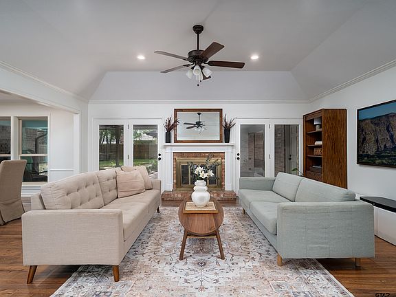 3rd image of 3311 Pinecreek Dr