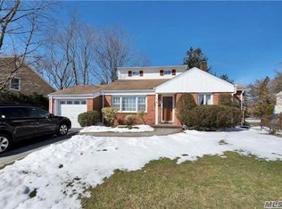29 Preston Ln, Syosset, NY 11791