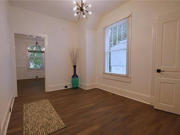 2nd image of 621 Lindsey St