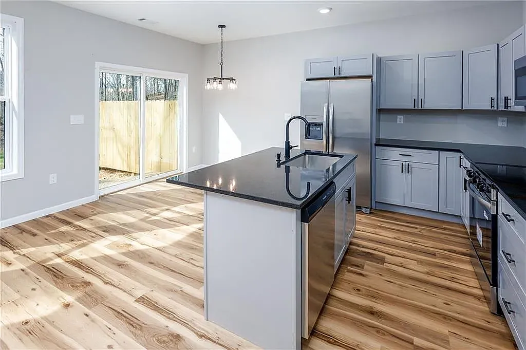 3 bed, 2.5 bath, 1400 sqft, $2,600 — Photo 4