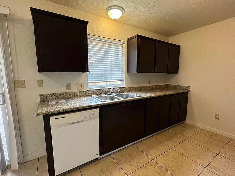 2047 Deauville Dr — Photo 10