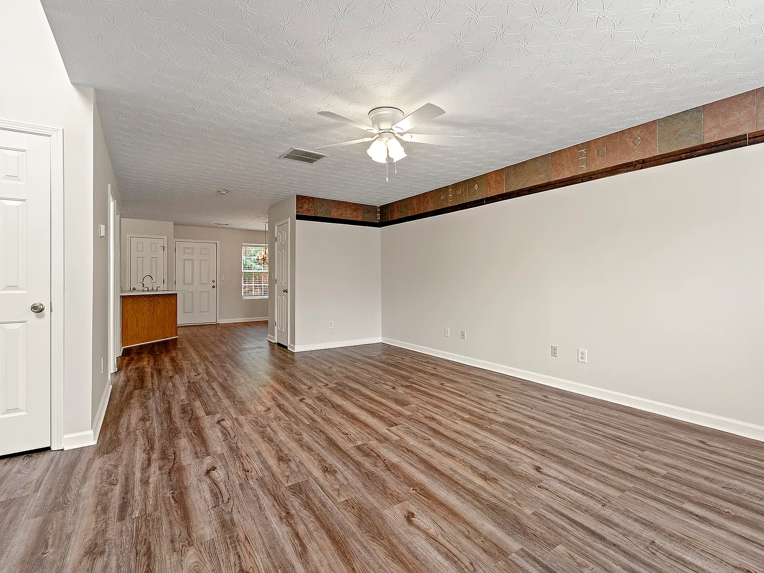2 bed, 2.5 bath, 1424 sqft, $1,545 — Photo 2