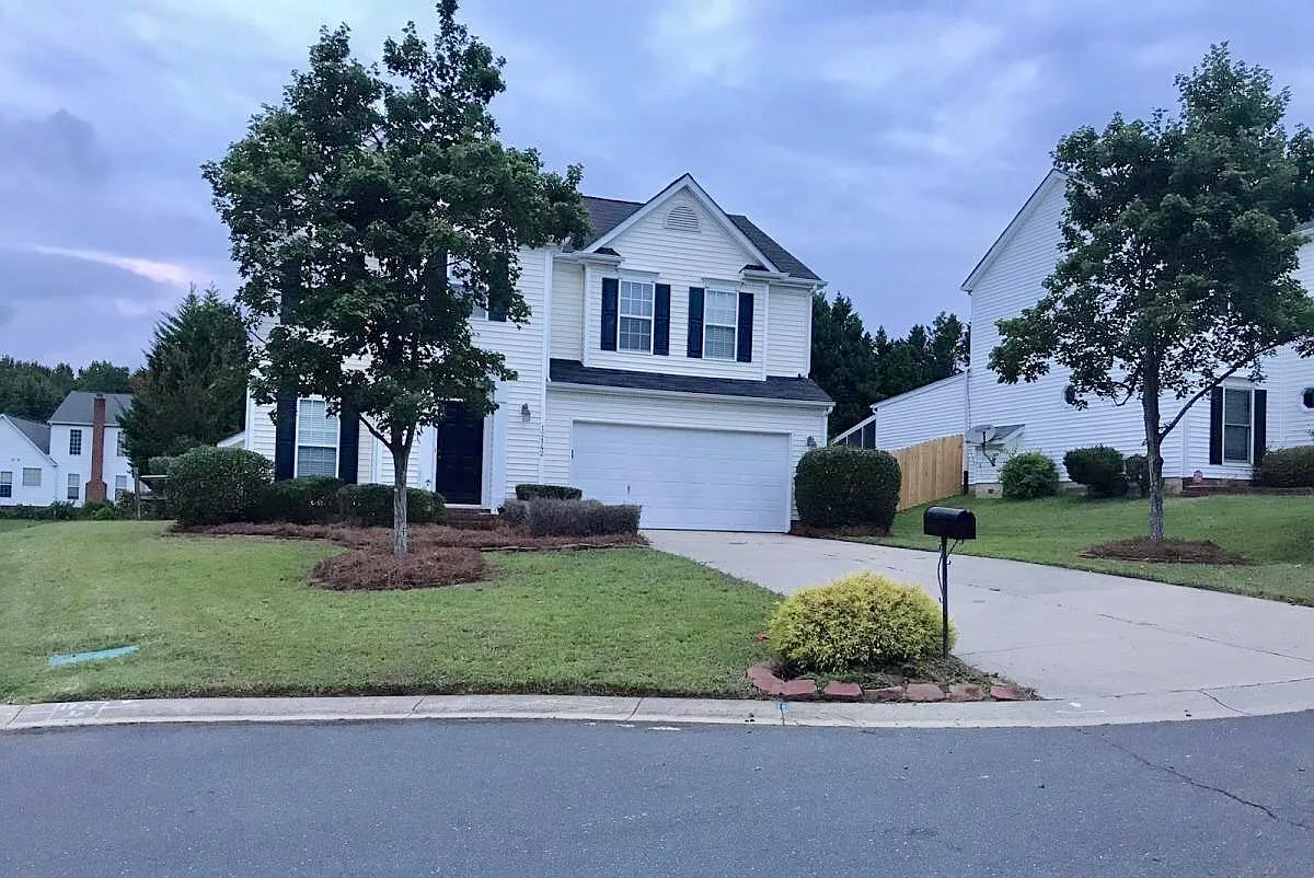 Two car garage - 12142 Saint Emilion Pl