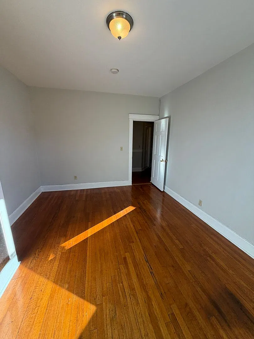 Fantastic apartment! Gleaming hardwood Packers Corner — Photo 4