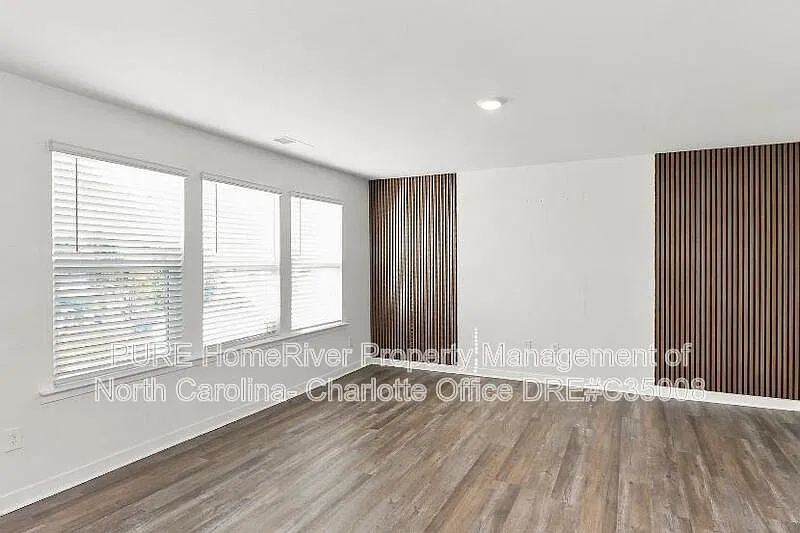3 bed, 2.5 bath, 1749 sqft, $2,200 — Photo 2