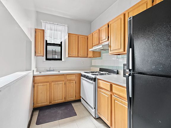 3rd image of 310 Sumpter St