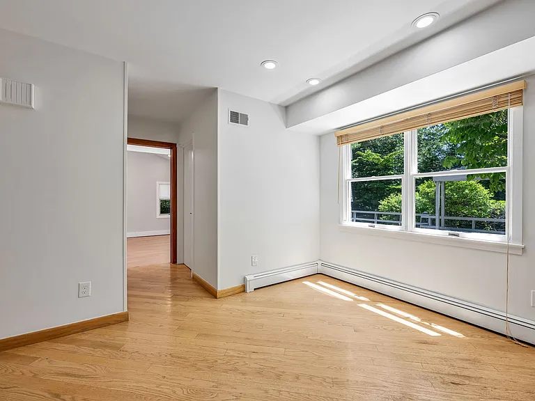 439 Summit St — Photo 12