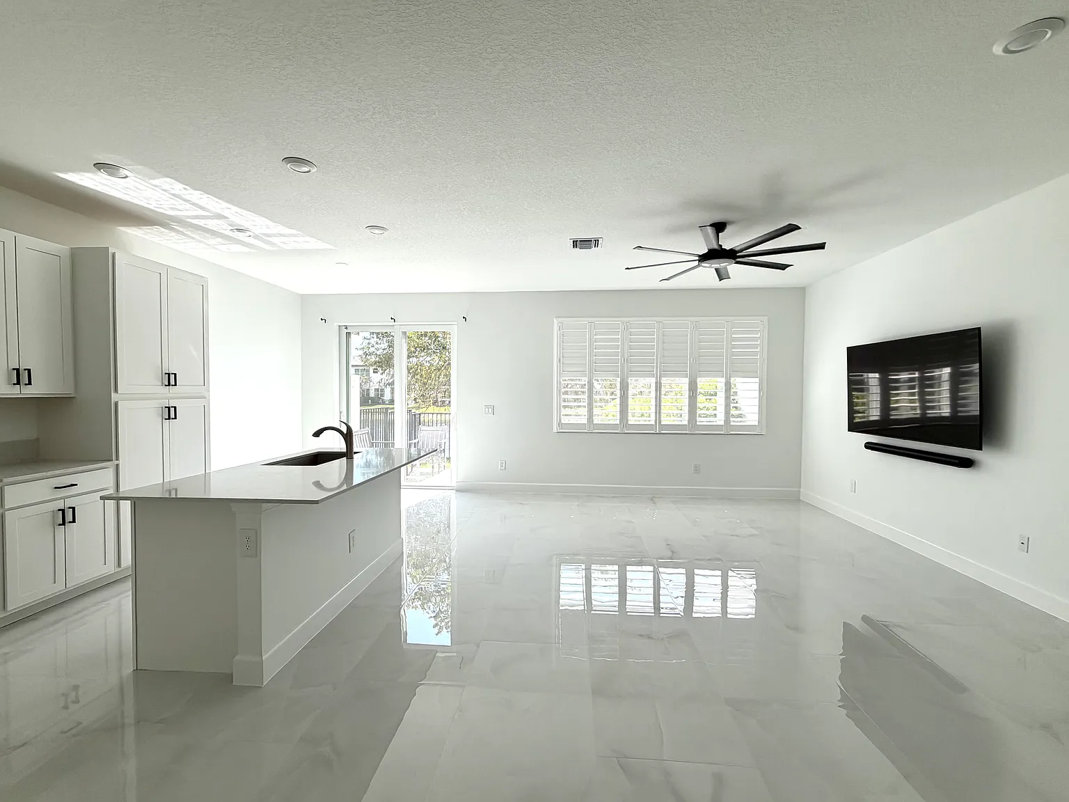 3 bed, 2.5 bath, 1708 sqft, $3,200 — Photo 2